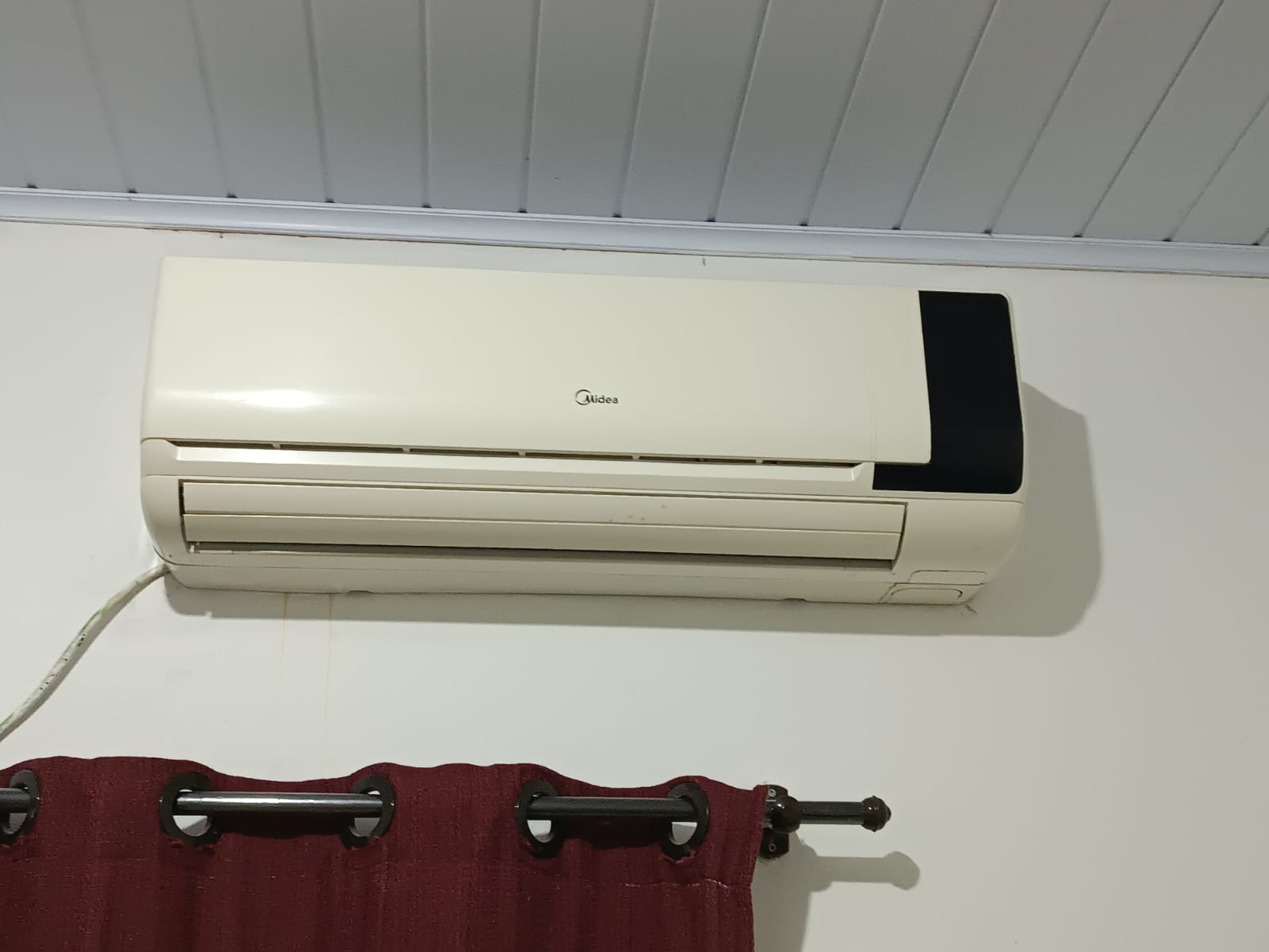 Ar-Condicionado Midea Seminovo 9.000 BTUs em Ótimo Estado