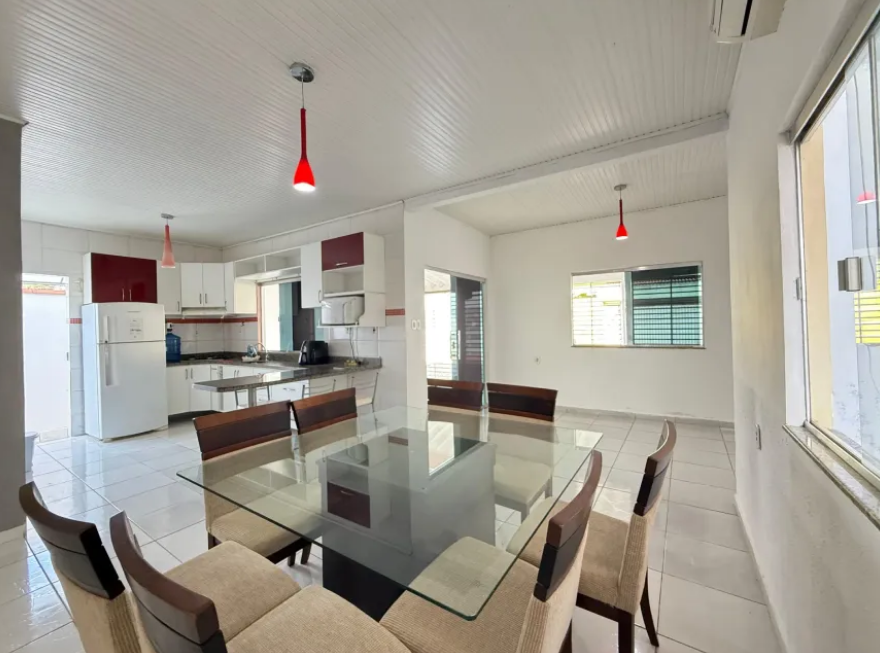Casa com 3 Quartos e 3 banheiros à Venda, 250 m² por R$ 350.000