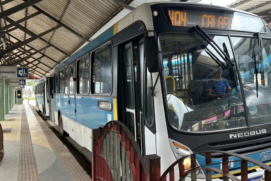 Com promessa de pagamentos, transporte coletivo é retomado na manhã desta quinta