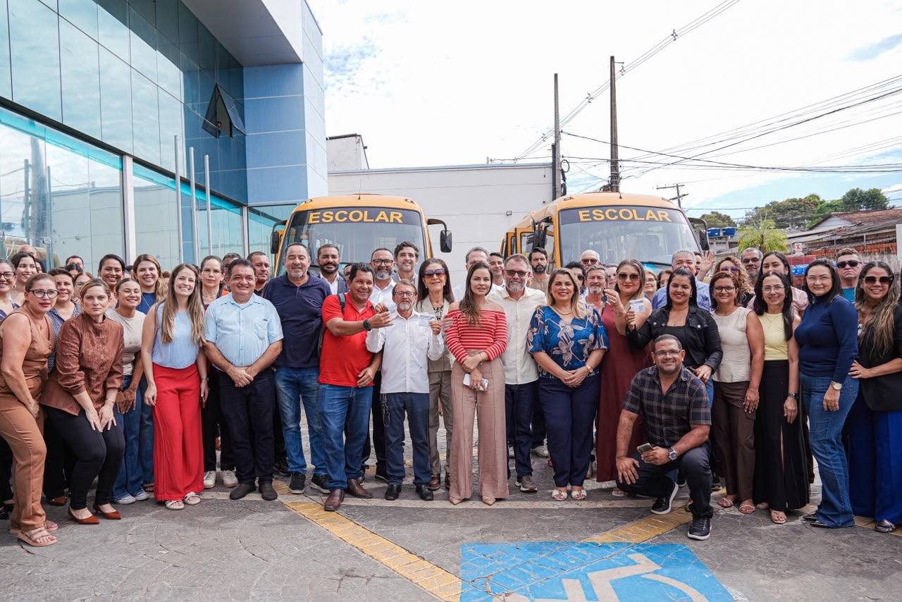 Gestão Alysson Bestene entrega novos ônibus e reforça compromisso com a educação na zona rural de Rio Branco
