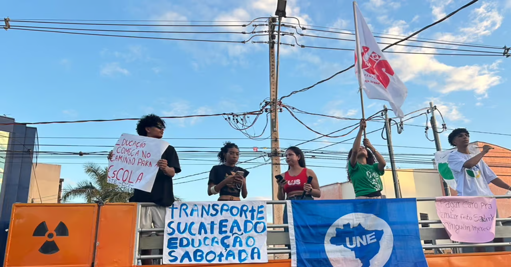 Estudantes fecham Avenida Ceará em protesto contra crise no transporte de Rio Branco