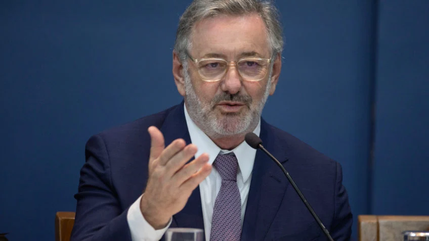 Tarifaço dos EUA deve afetar 18% das exportações brasileiras, diz ministro