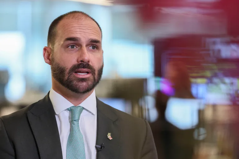 PF decide demitir Eduardo Bolsonaro por abandono de cargo