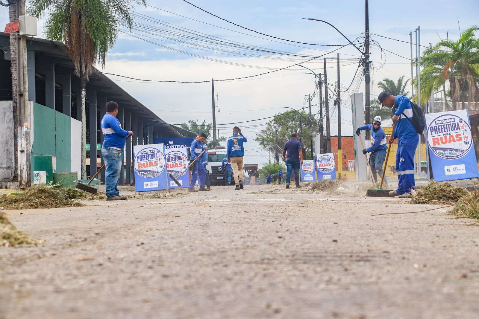 A ação é realizada em parceria entre a Prefeitura de Rio Branco e o Governo do Estado, antecipando os serviços de limpeza para preparar o espaço antes da Expoacre.