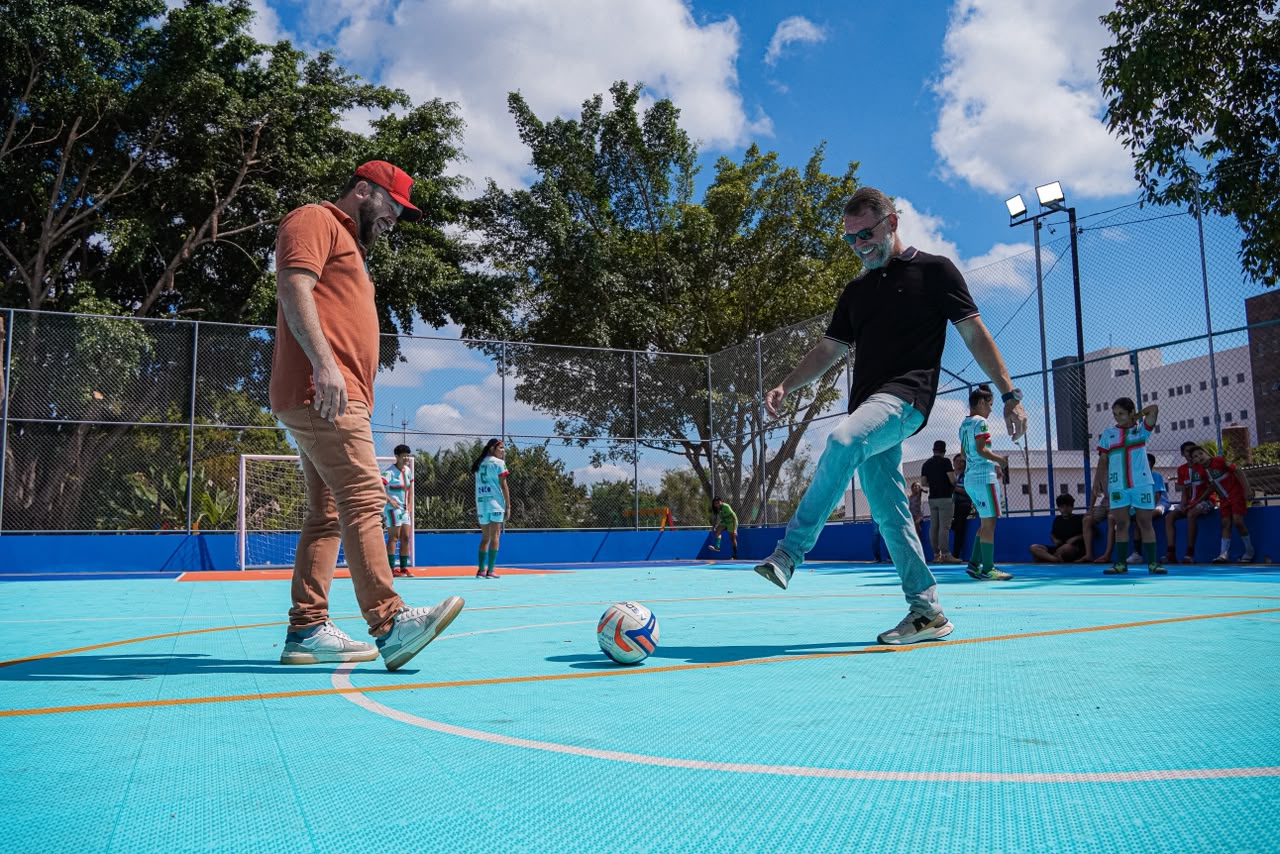 “Esta é a primeira quadra com piso modular entregue pela Prefeitura, garantindo mais segurança e uso mesmo no período de inverno”, explicou Jhon.