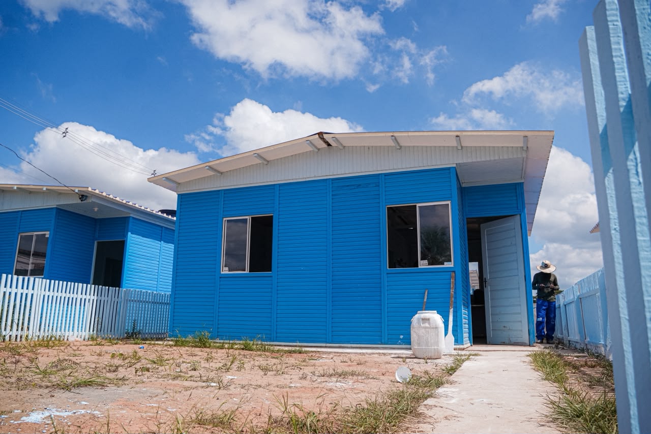 Durante a visita, o prefeito vistoriou as 110 primeiras moradias, em fase de acabamento e com entrega prevista até o fim de agosto para famílias de áreas de risco.