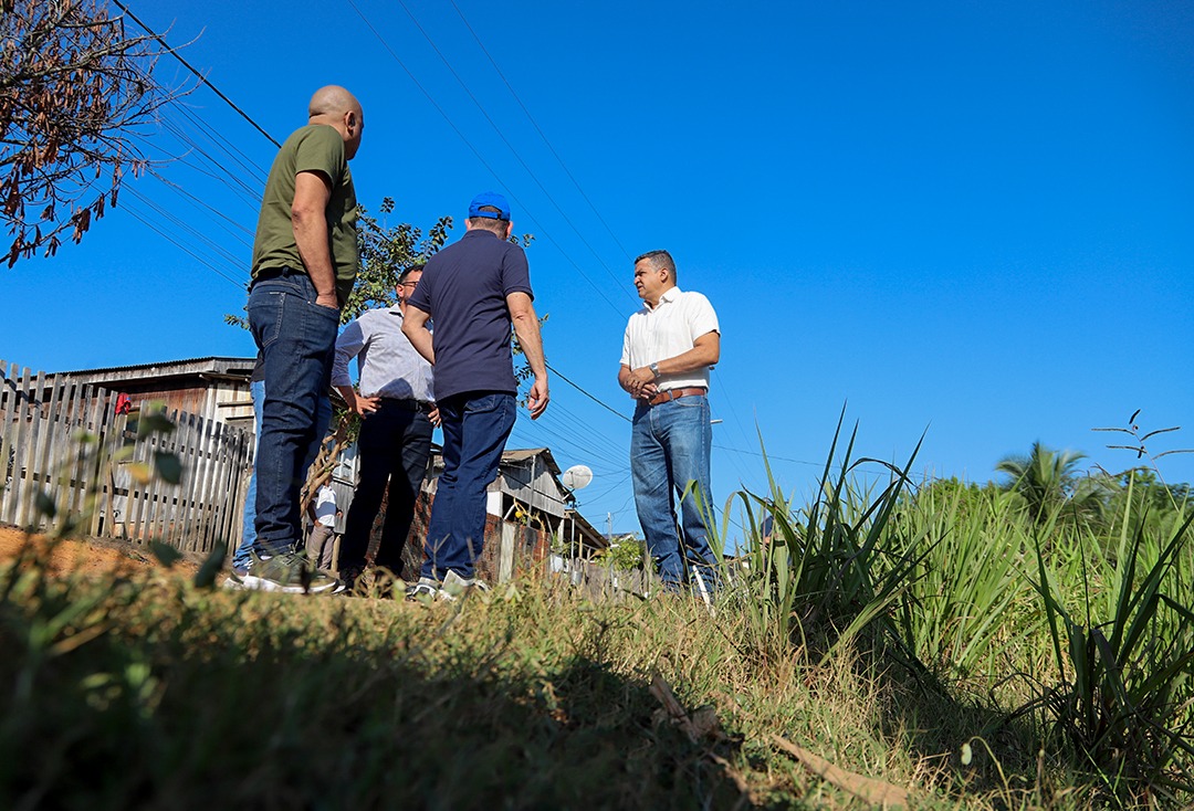 Durante a visita, o prefeito, acompanhado por secretários e equipes técnicas, percorreu ruas do bairro para verificar as principais demandas dos moradores.