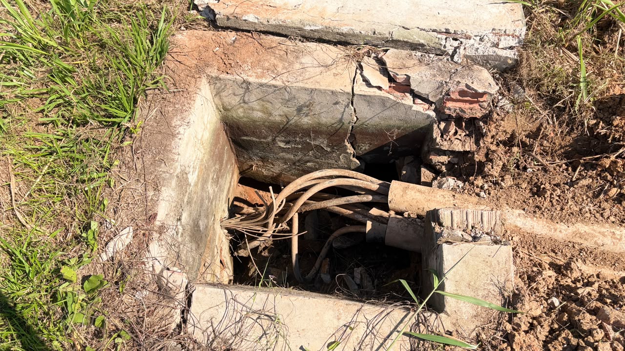 problema foi identificado por volta das 4h, quando o CCO constatou a interrupção da alimentação elétrica da bomba KSB, responsável por enviar até 1.000 litros de água por segundo para a ETA II. Prefiro esta resposta.